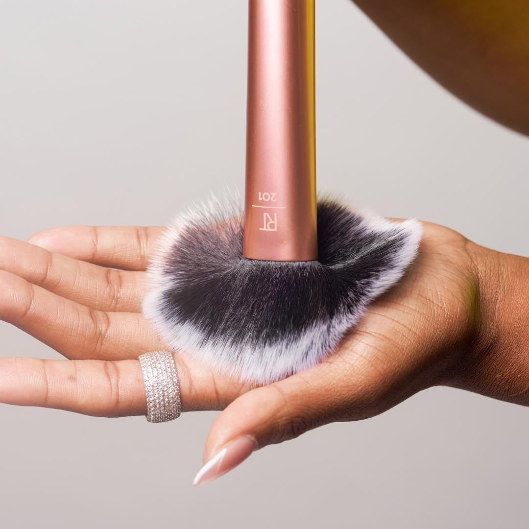 Real Techniques Powder Brush | Cruelty-Free | Ultra Plush Synthetic Bristles