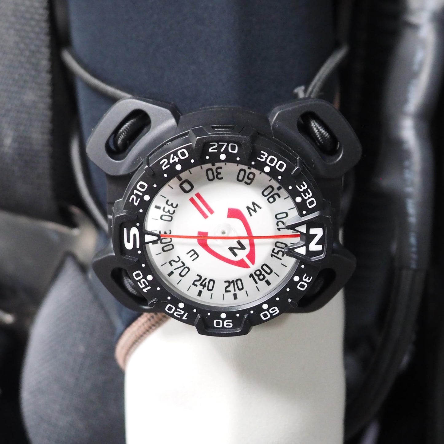 SAEKODIVE Bungee Mount Compass - Glow in the Dark, Waterproof Dive Compass for Scuba, Kayak - Diving Accessories