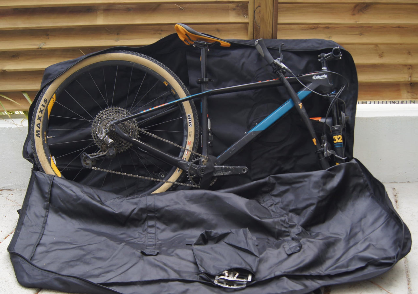 lamaki Bike Travel Bag XXL for Road & Gravel, MTB 26-29 inch - Only Remove the Front Wheel - Premium Metal Zippers, Heavy Duty Nylon 1680D - Bike Transport Bag - Ideal for Bikepacking