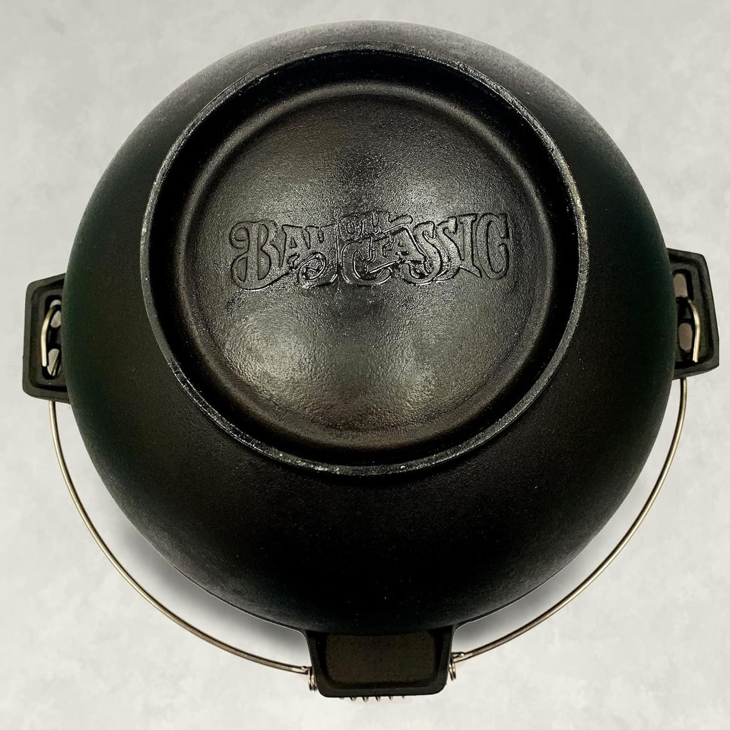 Bayou Classic 7419 3-gal Cast Iron Jambalaya Kettle w/ Lid Features Coil Wire Handle Domed Lid Perfect For Traditional New Orleans Gumbo Etouffee Jambalaya and For Simmering Batches of Chili Soup Stew