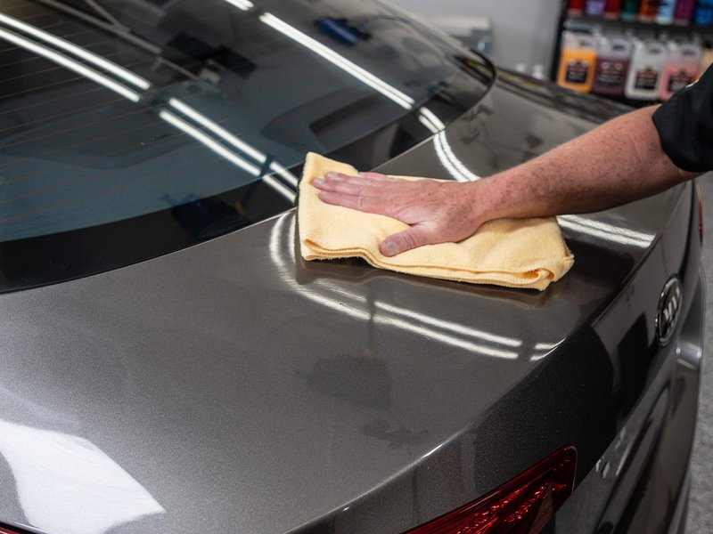 Meguiar's Deep Crystal Carnauba Wax, High-Grade Carnauba Liquid Car Wax for Long-Lasting Protection, Creates a Brilliant Shine and Gloss, Blocks UV Rays, Ideal Step for After Polishing, 16 Oz
