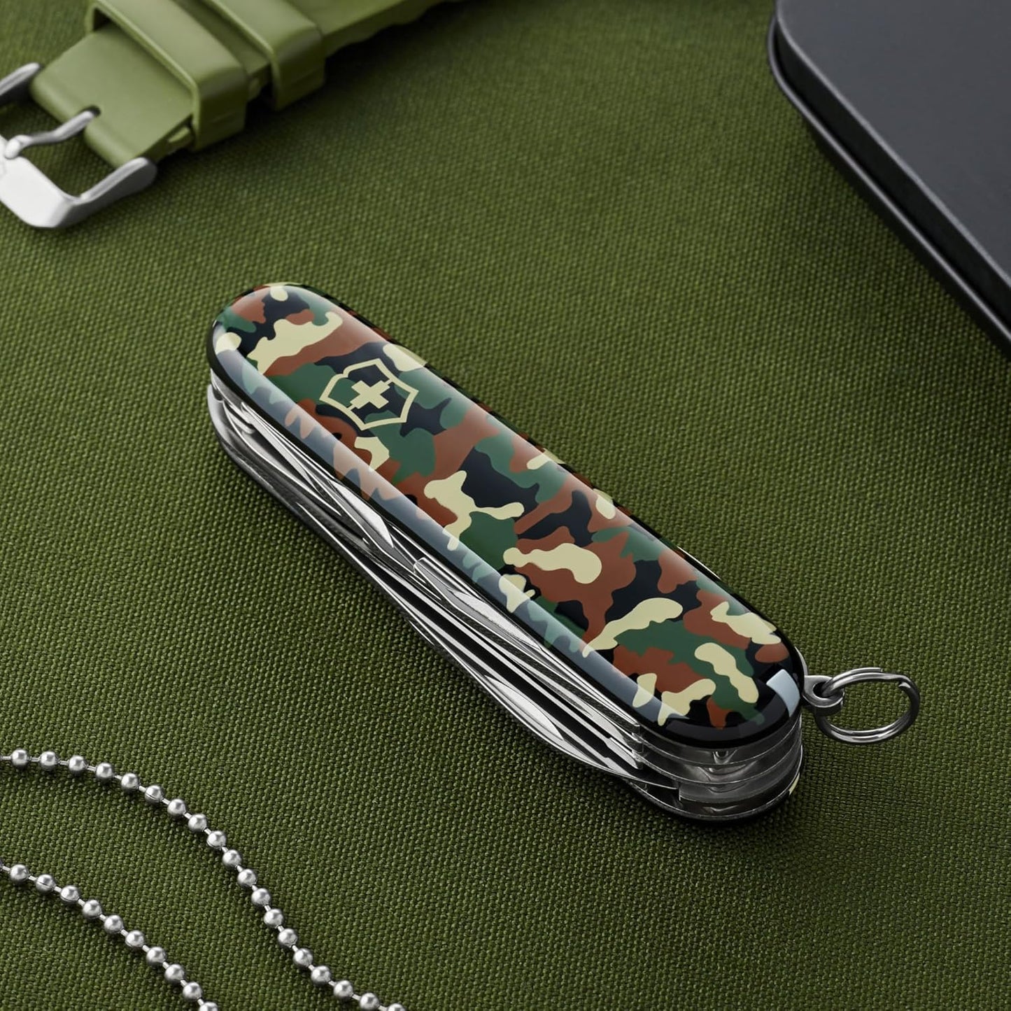 Victorinox Huntsman Swiss Army Knife, 15 Functions, Swiss Made Pocket Knife with Large Blade, Screwdriver, Scissors and Wood Saw - Red