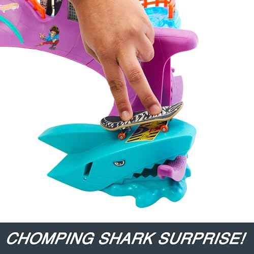 Hot Wheels Skate Octopus Skatepark Playset with Tony Hawk Fingerboard & Pair of Removable Skate Shoes, Includes Storage