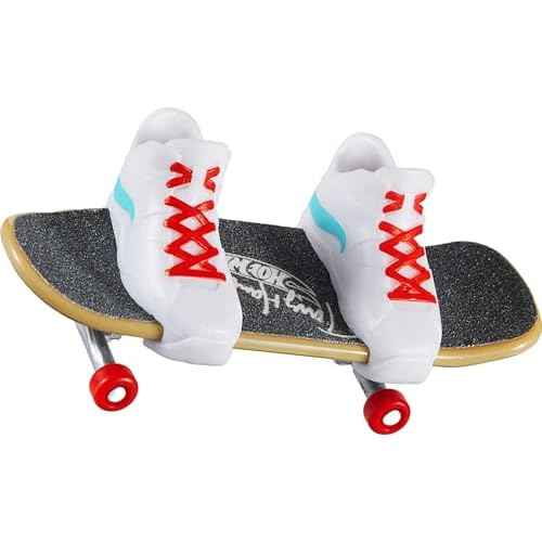 Hot Wheels Skate Tony Hawk Fingerboard & Removable Skate Shoes Multipack, 4 Boards, 2 Pairs of Shoes, 1 Exclusive Set (Styles May Vary)