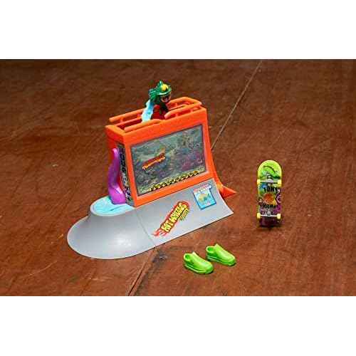 Hot Wheels Skate Aquarium Skatepark Playset Designed with Tony Hawk, Includes Tony Hawk Fingerboard & 1 Pair of Removable Skate Shoes