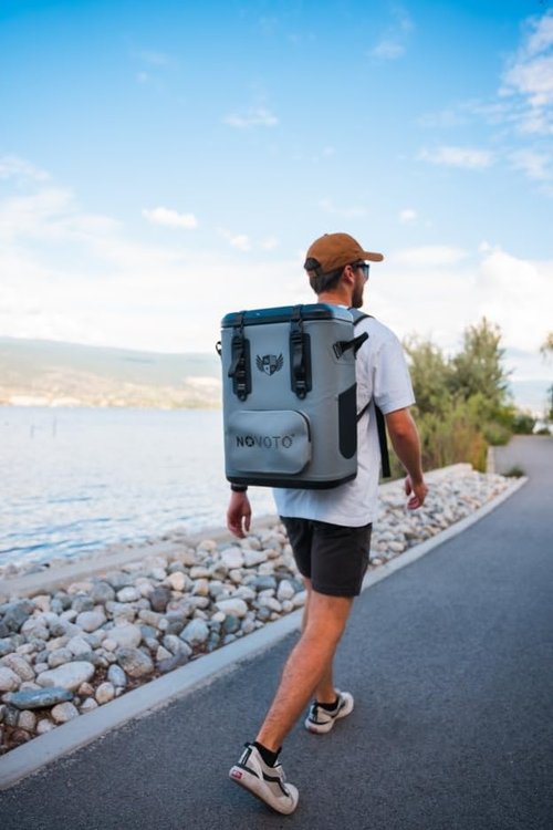Novoto Magnetic Backpack Cooler 30 Can, Zipperless Soft Sided Cooler Bag for Men & Women, Insulated Portable Ice Chest Box for Tailgating, Beach, Lunch, Picnic, Kayak (Gray)