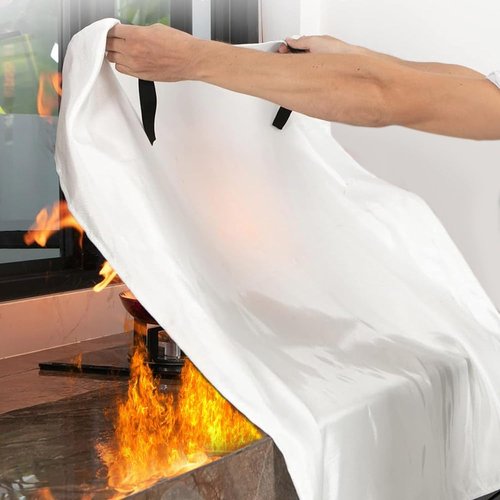 GHTOOW Fire Blanket - Fiberglass Lightweight Fire Suppression Blanket, Ideal for Emergency Fire Blankets Use in Home, Kitchen or Caravan - Non-Expiring, Easy to Use with Protective Bag and Gloves