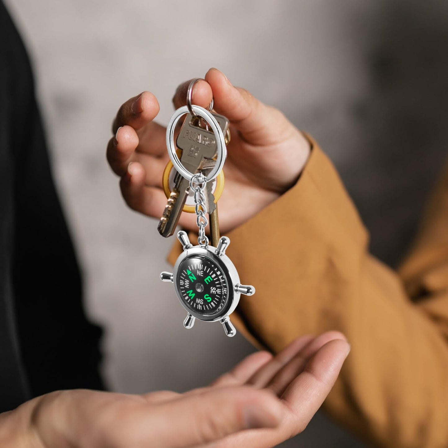 GANAZONO Compass Keychain, Mini Compass Keyring Survival Sports Pocket Compass for Outdoor Navigation Tools Handheld Compass