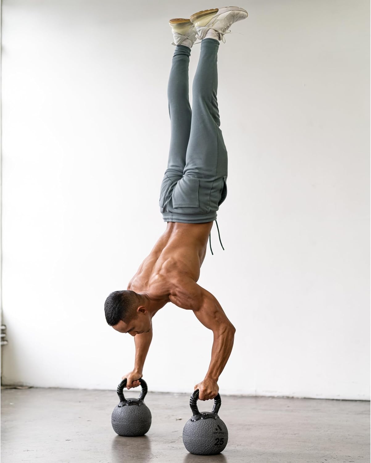 AEROMAT Elite Kettlebell Medicine Ball Blue 18 lbs