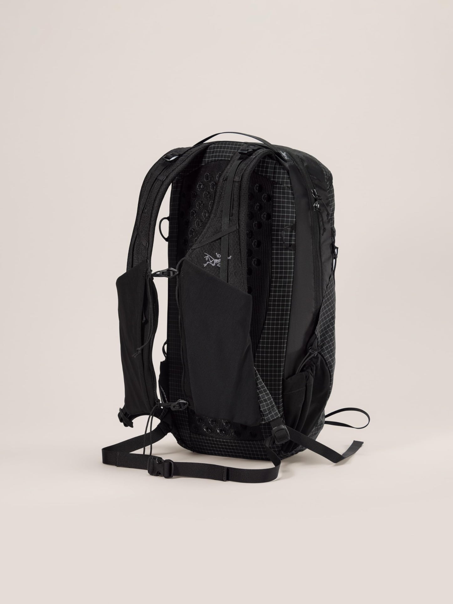Arc'teryx Aerios 18 Backpack | Ultralight 18L Daypack with a Customizable Fit | Black, Regular