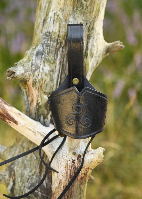 ULFBERTH - Genuine Leather Drinking Horn Holster with Embossed Triskele - Belt Holder for Drinking Horns – Medieval, Viking, LARP (Black, 0,2l - 0,3 l)