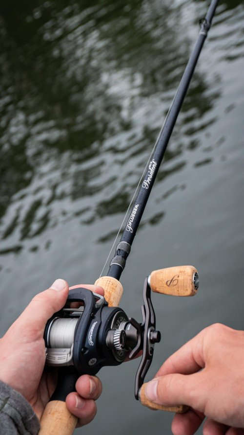 Pflueger 7' President XT Casting Rod, Medium Heavy Power, 2-Piece Graphite Rod, Light and Sensitive Fishing Rod Ideal for Bass, Walleye, Panfish, Trout and Steelhead
