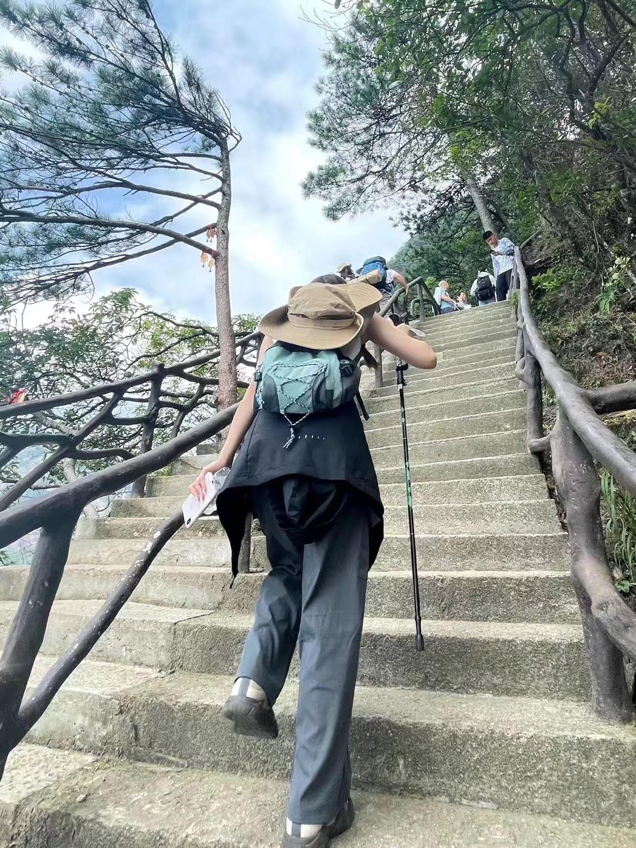 JENAGREEN Waterproof Sling Backpack Crossbody Sling Bag for Women Men, Multipurpose Travel Hiking Adjustable Chest Bag Casual Daypack with Anti-theft Pocket