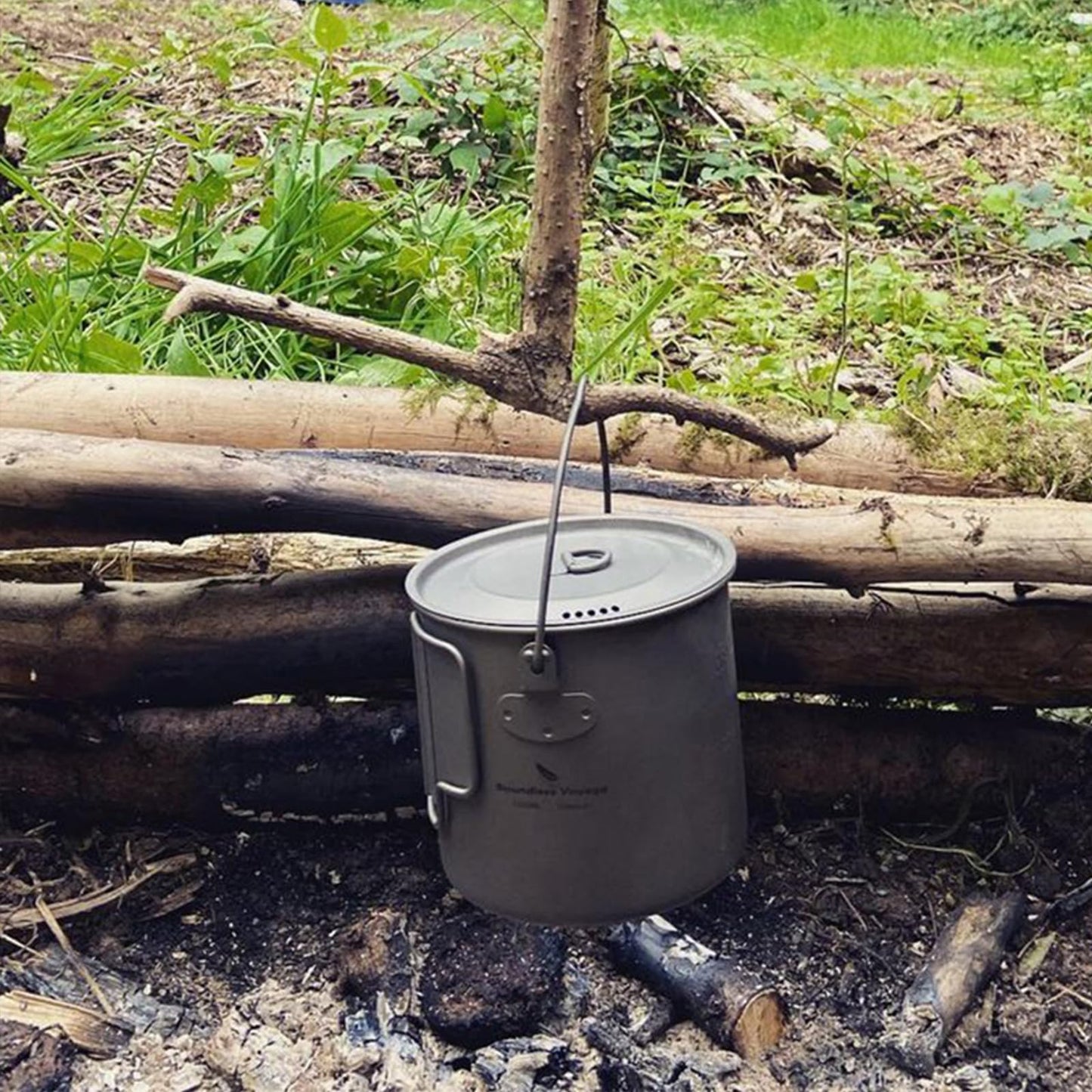 iBasingo 1250ml Titanium Hanging Mug with Lid Tea Coffee Water Cup Outdoor Camping Pot Ultra-light Portable Hiking Backpacking Cooking Kit Picnic Tableware Drinkware with Foldable Handle Ti3042D