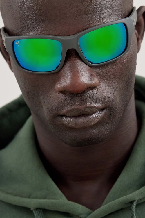 Maui Jim Men's Mangroves Polarized Wrap Sunglasses, Matte Dark Grey w/Lt Grey Int/MAUIGreen, Medium