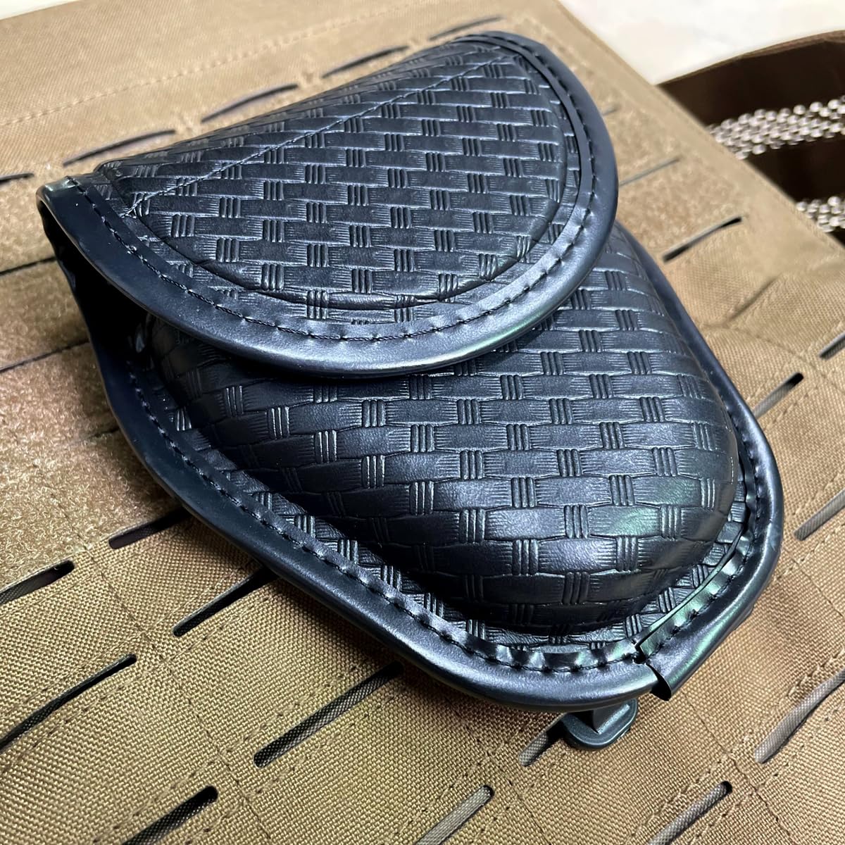 ROCOTACTICAL Hidden Snap Single handcuff case w/360 Degree Rotating Belt Clip, Basketweave Single Cuff Case for Law Enforcement