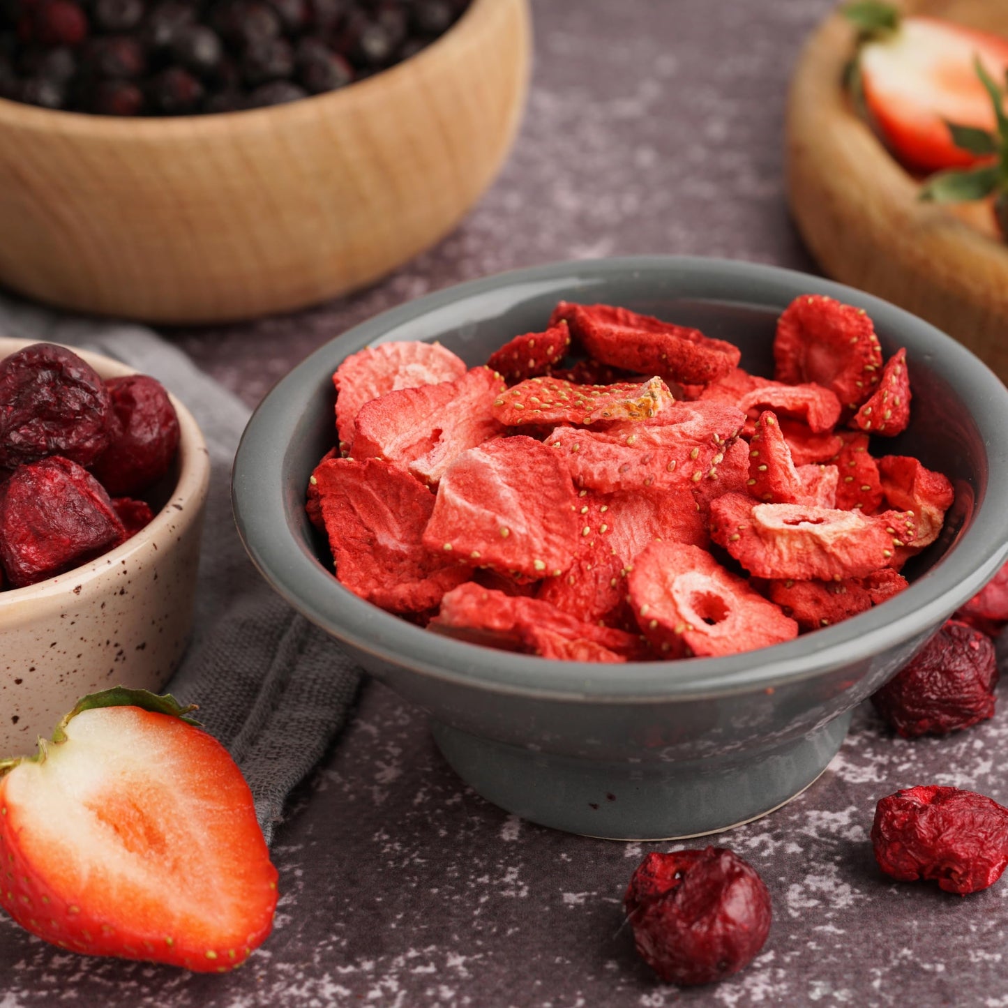 Anna and Sarah Freeze Dried Slice Strawberries 4 Oz, 100% Natural Sliced Fruit, Great for Healthy Snacks, Smoothies or Trail Mix, NO Added Sugar or Preservatives, Gluten-Free and Good for Vegan