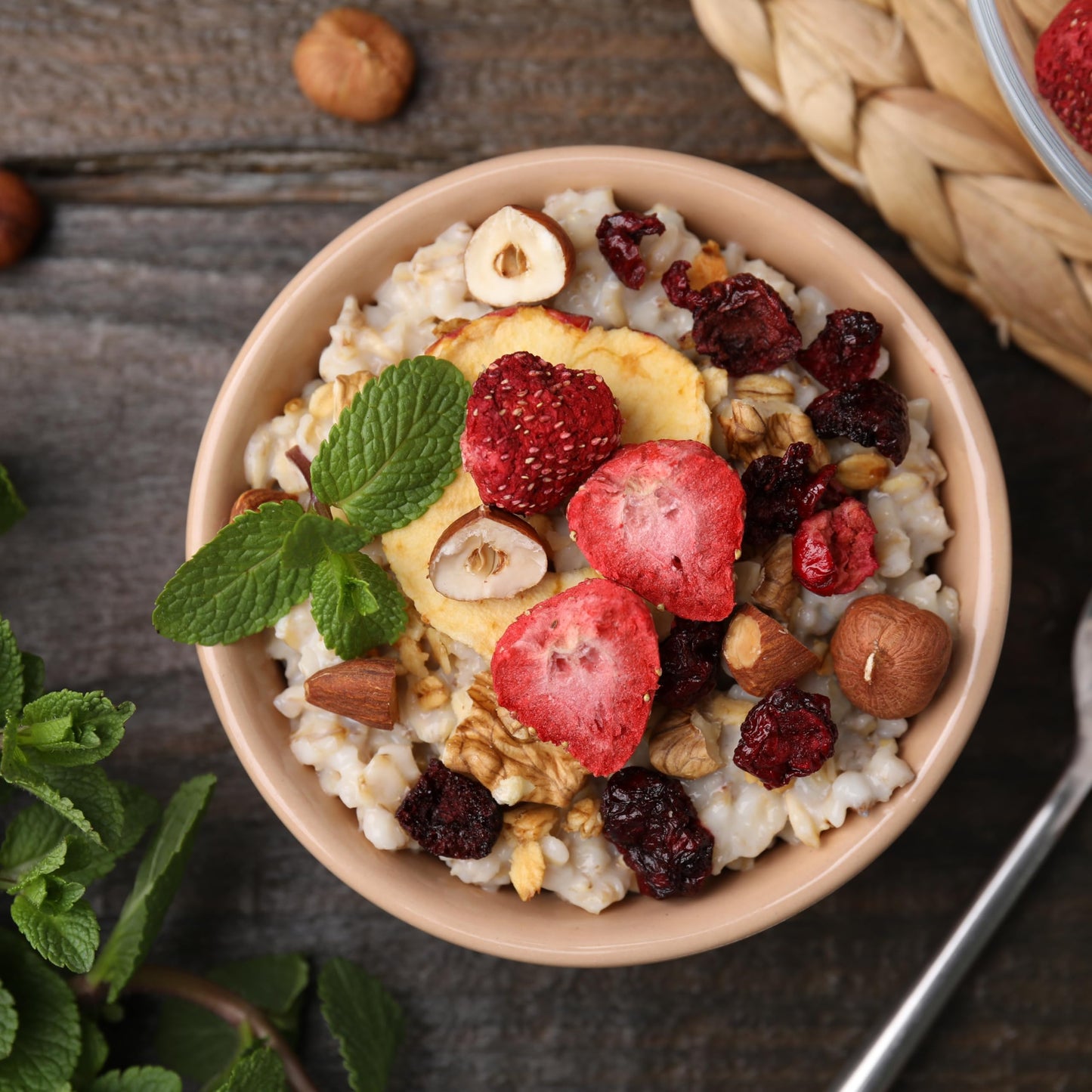 Anna and Sarah Freeze Dried Slice Strawberries 4 Oz, 100% Natural Sliced Fruit, Great for Healthy Snacks, Smoothies or Trail Mix, NO Added Sugar or Preservatives, Gluten-Free and Good for Vegan