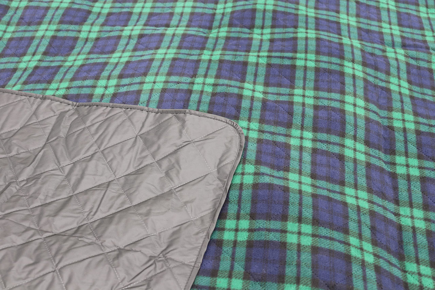 LOTUS LEAF Waterproof Stadium Blanket 85”X 55” Packable,Windproof Extra Thick Picnic mat, Stadium Blankets for Camping with Quilted Fleece Lining,Machine Washable，Black (Green Check)