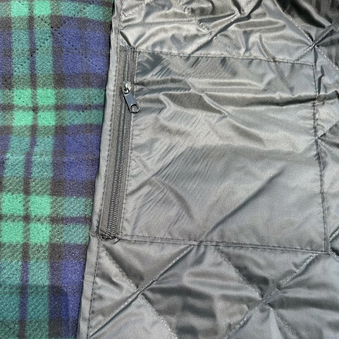 LOTUS LEAF Waterproof Stadium Blanket 85”X 55” Packable,Windproof Extra Thick Picnic mat, Stadium Blankets for Camping with Quilted Fleece Lining,Machine Washable，Black (Green Check)